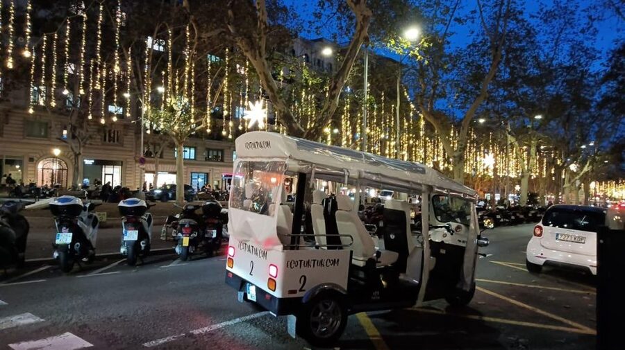 Barcelona: Private Christmas Lights Tour by Eco Tuk Tuk - Comfort in Winter: Blankets, Rain Covers, and Realistic Expectations