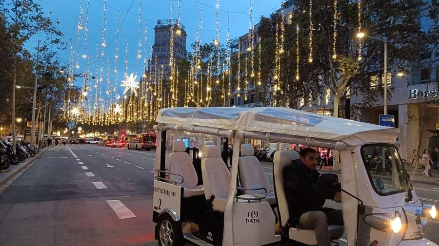Barcelona: Private Christmas Lights Tour by Eco Tuk Tuk - Meeting at Carrer de Casp: How to Start Without Stress