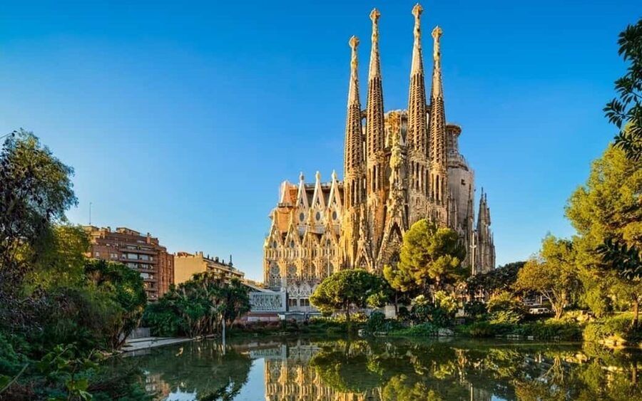 Barcelona Private City Tour: Sagrada Familia & Highlights - The main stop: Sagrada Família and how to plan your time
