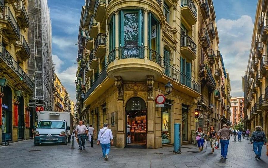 Barcelona Private City Tour: Sagrada Familia & Highlights - Passeig de Gràcia and Arc de Triomf: fast hits with real context