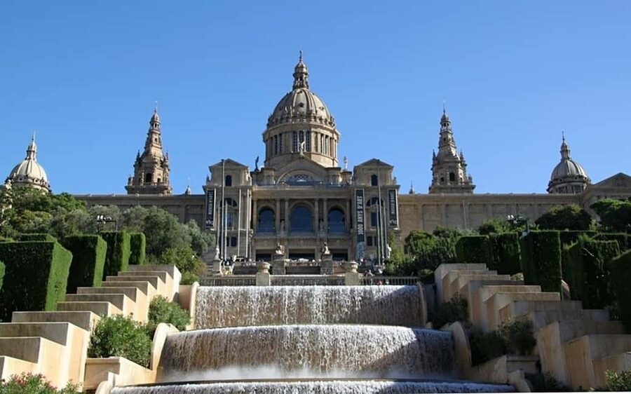 Barcelona Private City Tour: Sagrada Familia & Highlights - Park Güell: Gaudí territory with an extra ticket