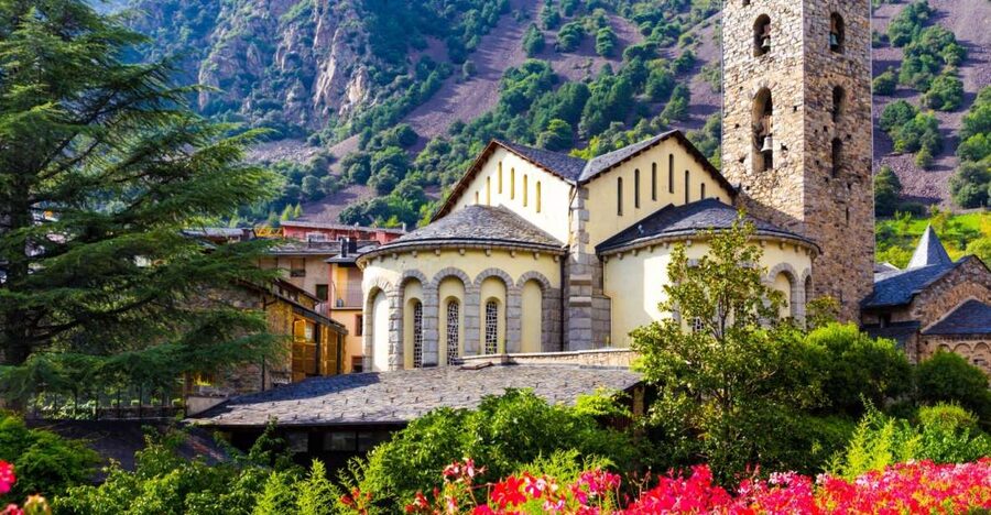 Barcelona: Private Guided Day Trip to Andorra with Pickup - Pyrenees drive: Valle de Incles, Circ de Pessons, and the views payoff