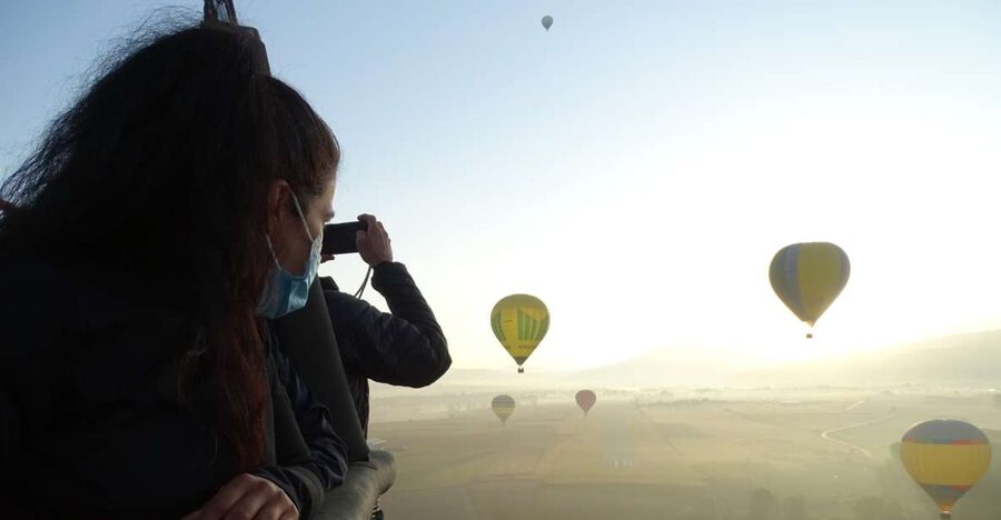 Barcelona: Private Hot Air Balloon Ride - The flight itself: how it feels in the basket