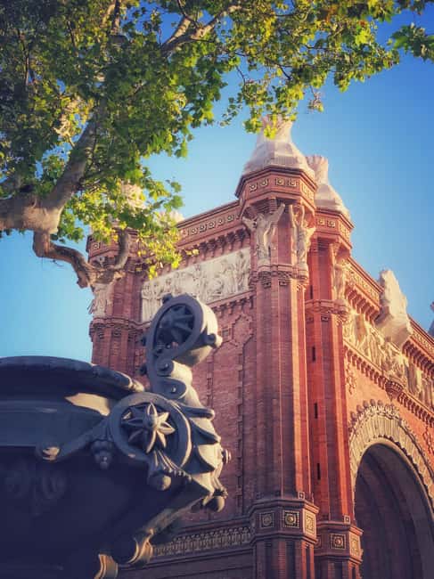 Barcelona: Private Phone Photography Class - Park & Old Town - El Born: turning medieval streets into people and building photos