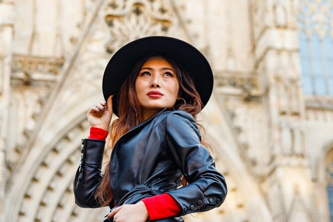Barcelona Private Photoshoot at Cathedral & Kiss Wall - Private Photoshoot in Barcelonas Gothic Cathedral and Kiss Wall Area