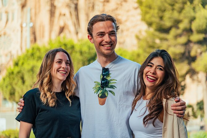 Barcelona : Private Photoshoot Outside Sagrada Familia - Price and value: $74.49 per group up to 8 people