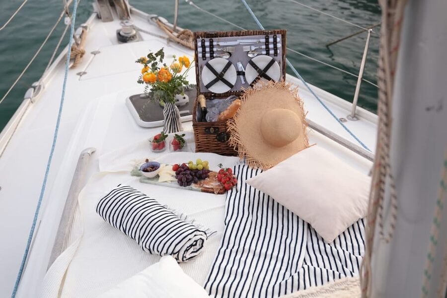 Barcelona: Private Romantic Sailing Tour with Drinks - Who This Romantic Sail Is Best For