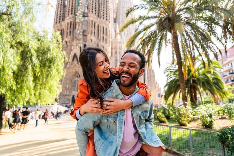 Barcelona: Private Sagrada Familia Photoshoot - Meeting at Starbucks by Plaça Sagrada Família, 19