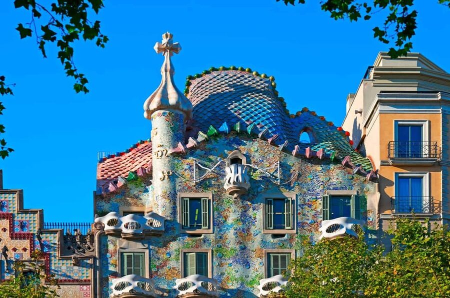 Barcelona: Private Tour of Casa Batllo with Reserved Access - Casa Batlló is pure Gaudí theater on Passeig de Gràcia
