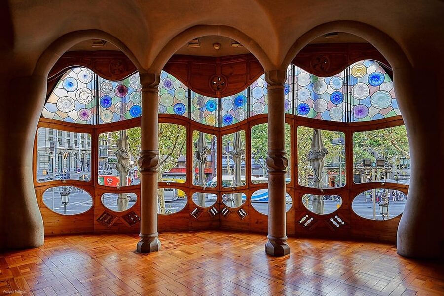 Barcelona: Private Tour of Casa Batllo with Reserved Access - What happens outside: the 45-minute walking context