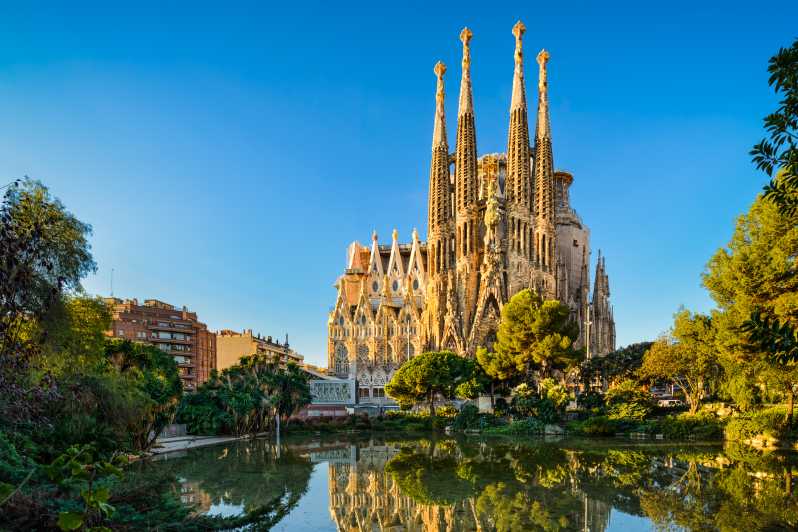 Barcelona Private Tour: Sagrada Familia,Park Güell & Pedrera - Pickup in Style, Then Romans and Medieval Barcelona on Foot