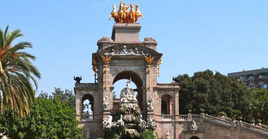 Barcelona: Private Walking Tour with a Local - The walk itself: photo stops, guided streets, and scenic pauses