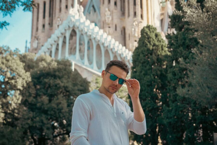 Barcelona: Professional Photoshoot Outside Sagrada Familia - Your 30 to 45 minute session: posing help, crowd-smart angles, and local know-how