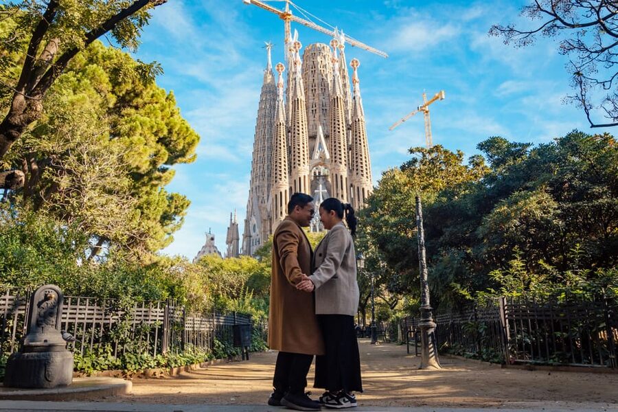 Barcelona: Professional Photoshoot Outside Sagrada Familia - The edited-photo system: what you get and how fast it lands