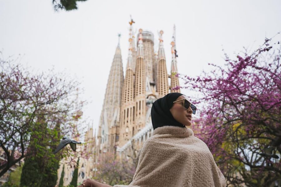 Barcelona: Professional Photoshoot Outside Sagrada Familia - Who this fits best in Barcelona