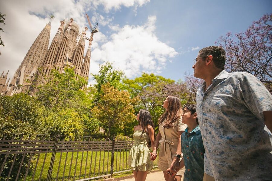 Barcelona: Professional Photoshoot Outside Sagrada Familia - Meeting at La Sagrada Familia, and what happens when timing matters