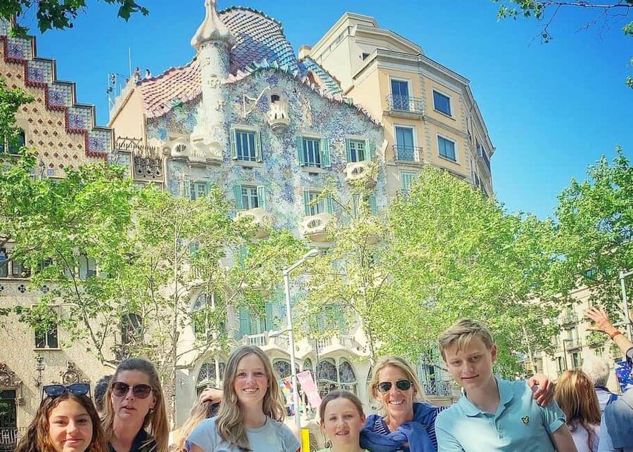 Barcelona: Ramblas, Old Town & Gaudí Houses Walking Tour - Starting at Plaça de Catalunya, With a White Umbrella