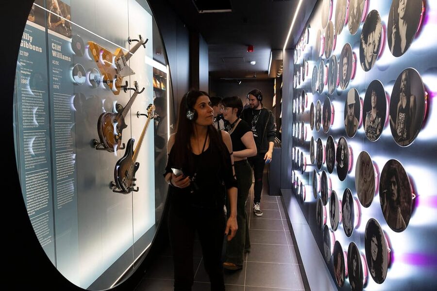 Barcelona: Rock Museum- Guitar Legends Hall - Crowd level tips, based on how people experience it