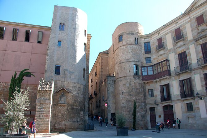 Barcelona's El Raval and the Gothic Quarter: A Self-Guided Audio Tour - Start at Font de Canaletes, then let the city set the tempo