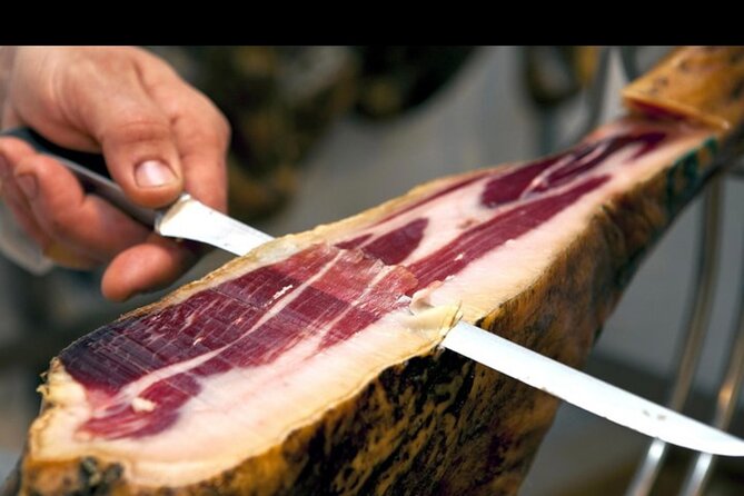 Barcelona´s Lunch or Dinner Tapas Tour: Food, drinks, happiness! - Barri Gotic tapas, the easy way to get your bearings