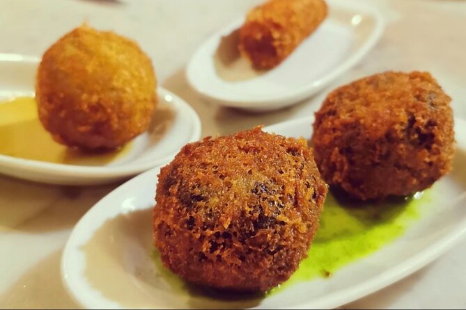 Barcelona´s Lunch or Dinner Tapas Tour: Food, drinks, happiness! - The 3-hour route: from kings square to medieval streets