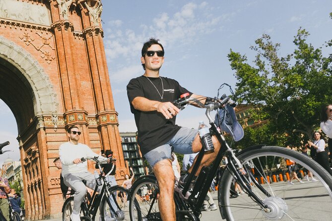 Barcelona’s Most Fun E-Bike Tour: Gaudí & City Stories - Parc de la Ciutadella and the Cascada Monumental Moment