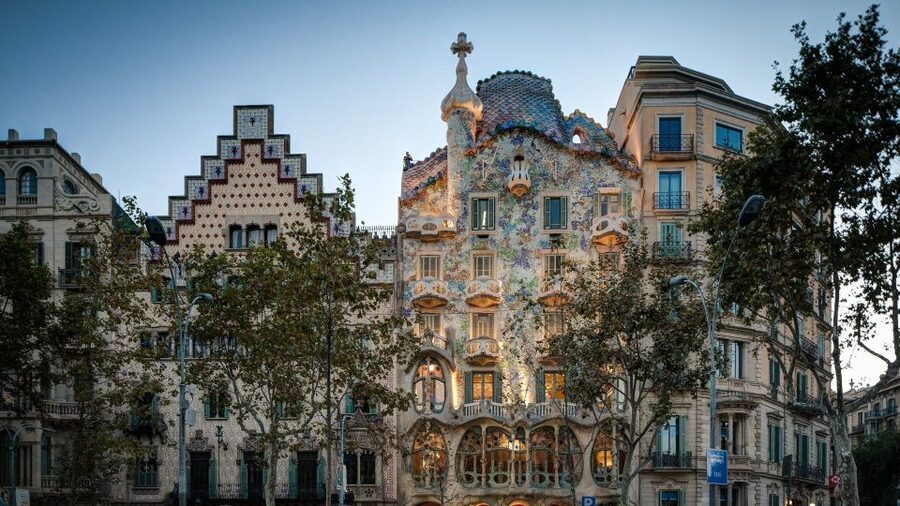 Barcelona: Sagrada Familia and City Tour with Hotel Pickup - Hotel pickup and the small-group flow that saves your day