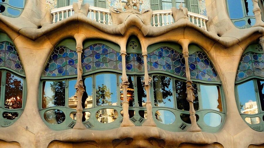 Barcelona: Sagrada Familia and City Tour with Hotel Pickup - Gothic Quarter walking: Roman traces and Barcelona City Hall square time