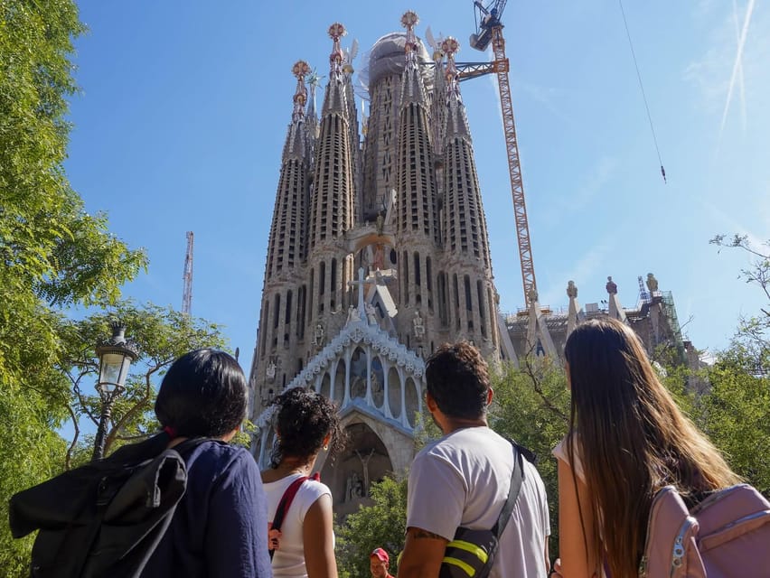 Barcelona: Sagrada Familia and Park Güell Tour - Two masterpieces, one efficient Barcelona half-day
