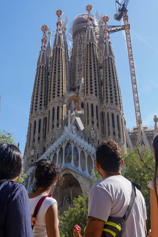 Barcelona: Sagrada Familia and Park Güell Tour - Guide quality and headsets, and why pacing matters