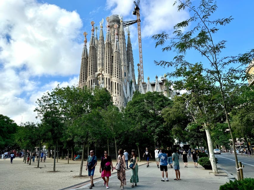Barcelona: Sagrada Familia Entry Ticket and Guided Tour - Quick hits before you go