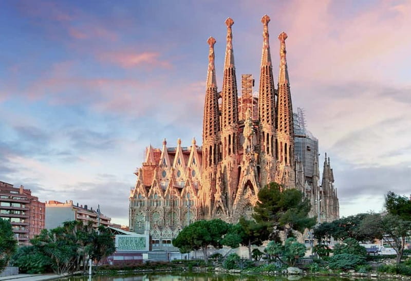 Barcelona: Sagrada Familia Evening Tour with Cava - Who this tour fits best