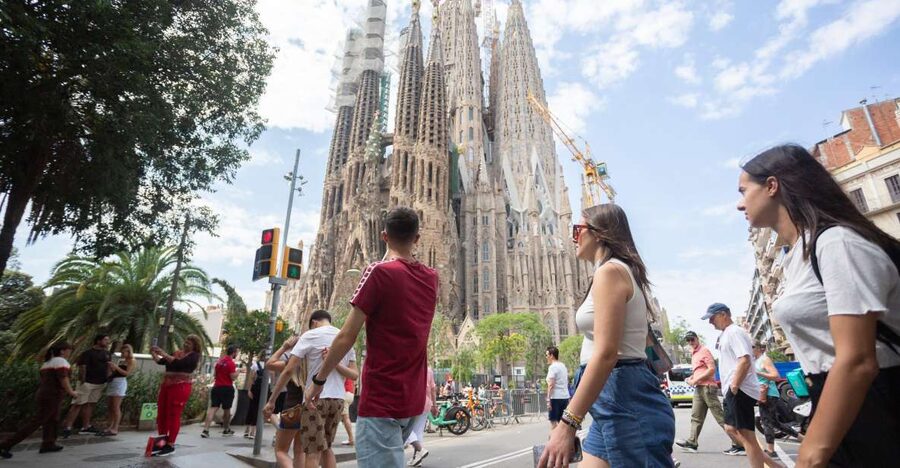 Barcelona: Sagrada Familia Fast-Track Guided Tour - Gaudí’s stone story: Nativity vs Passion façades