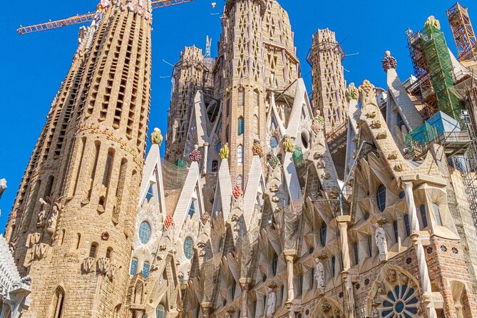 Barcelona: Sagrada Familia Fast Track Tour with Tower Option - Practical tips to make your visit feel effortless