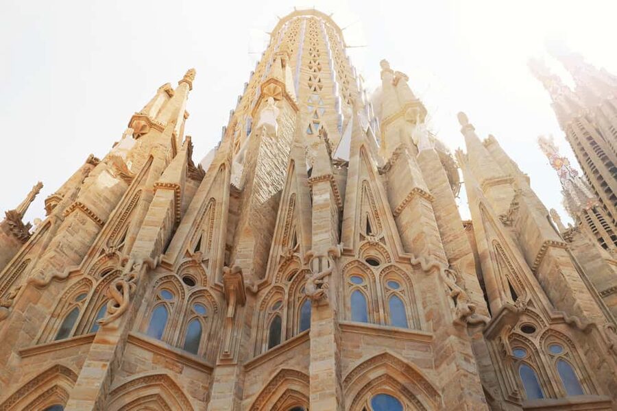 Barcelona: Sagrada Família & Gothic Quarter Walking Tour - Key things to know before you go