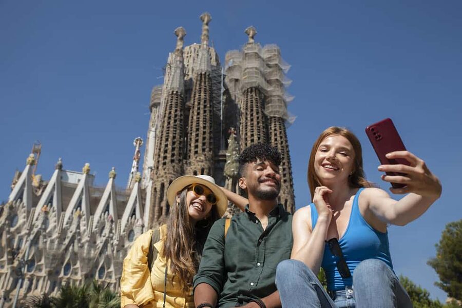 Barcelona: Sagrada Família & Gothic Quarter Walking Tour - Where this tour really shines: Sagrada Família façades you can read