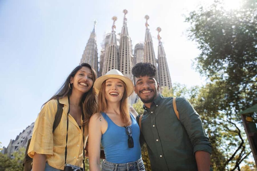 Barcelona: Sagrada Família & Gothic Quarter Walking Tour - Sagrada Família exterior time: what the guide makes you notice