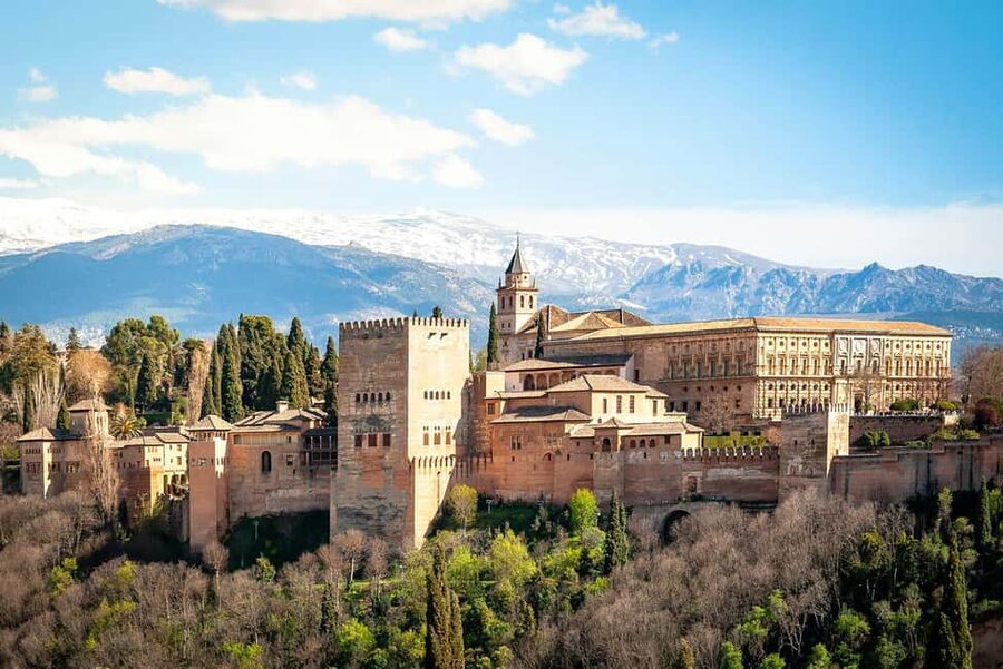 Barcelona: Sagrada Família & Gothic Quarter Walking Tour - Price and value: why $33 can make sense here