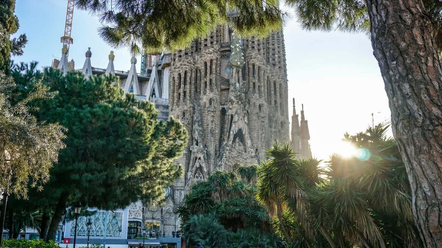 Barcelona: Sagrada Família & Gothic Quarter Walking Tour - Guide quality and language: the part that changes everything
