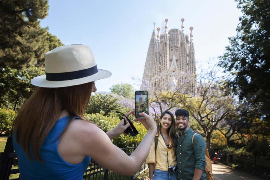 Barcelona: Sagrada Família & Gothic Quarter Walking Tour - Meeting at Fanal modernista, then getting your bearings