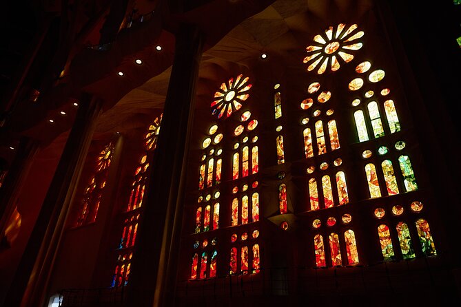 Barcelona: Sagrada Familia Guided English Tour Skip The Line - The nave, forest-like columns, and that altar moment of stillness