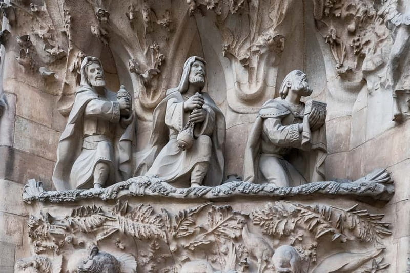 Barcelona: Sagrada Familia Guided Private Tour - Going inside: vault height and stained glass with the story attached