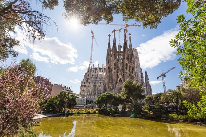 Barcelona: Sagrada Familia Guided Tour with Fast Track Access - The Tour’s Flow: Exterior Atmosphere, Then the Basilica