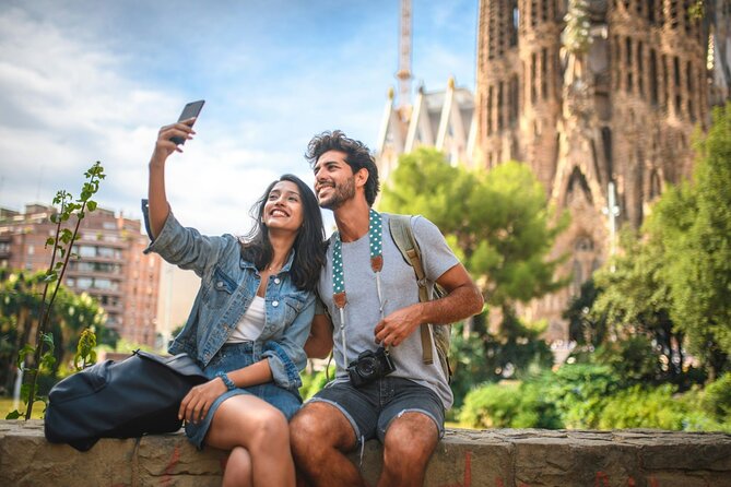 Barcelona Sagrada Familia Guided Tour with skip the line ticket - Practical Expectations: Pacing, Walking, and Group Size