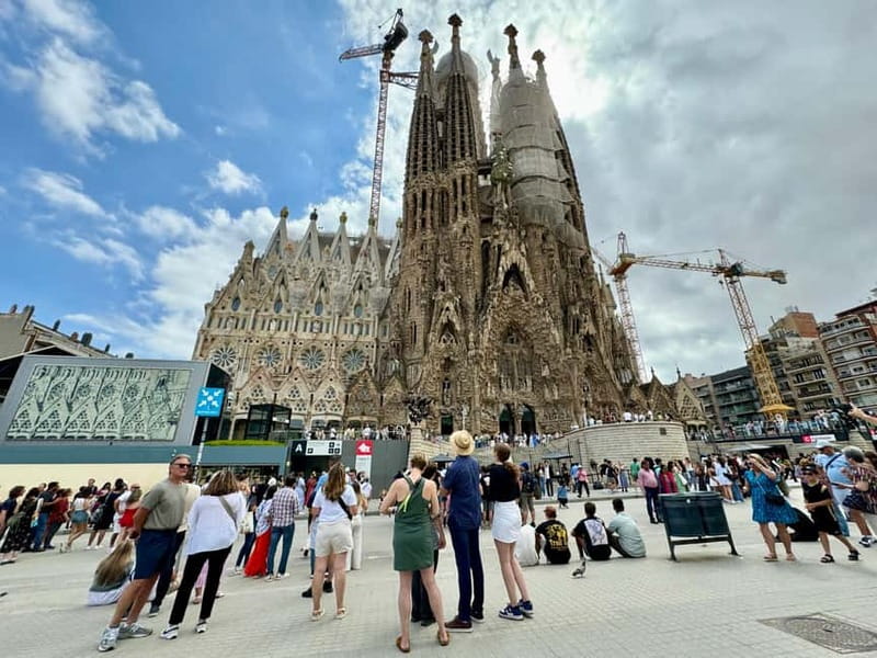 Barcelona: Sagrada Familia, La Pedrera & Cava Tasting Tour - The cava break: why it belongs between Gaudi stops