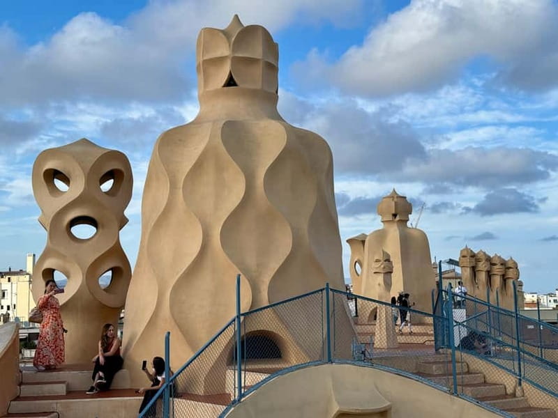 Barcelona: Sagrada Familia, La Pedrera & Cava Tasting Tour - Eixample walk: Palau Macaya and Casa de les Punxes