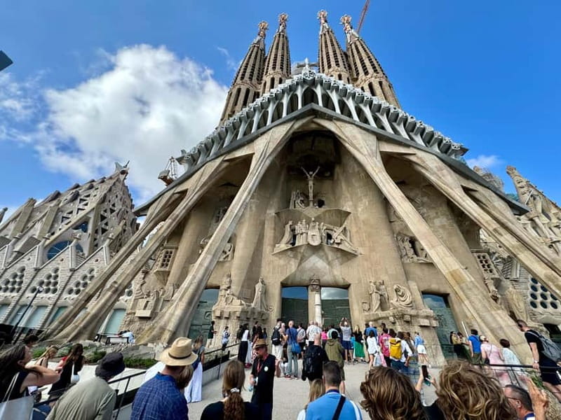 Barcelona: Sagrada Familia, La Pedrera & Cava Tasting Tour - Guides and group size: what to expect from the human side