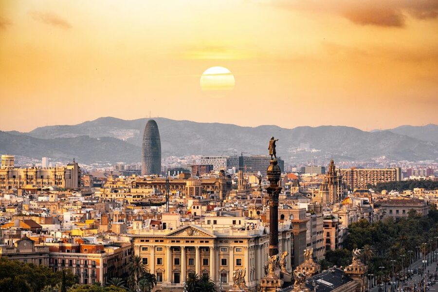 Barcelona: Sagrada Familia, Modernism, and Old Town Tour - Where You Start: KFC Sagrada Família and Blue Umbrellas