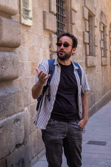 Barcelona: Sagrada Familia, Modernism, and Old Town Tour - Sagrada Família First, With Guided Exterior Details