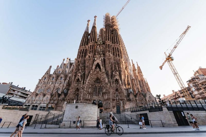 Barcelona: Sagrada Familia or City Tour by Bike or eBike - The guide and the safety rhythm on busy streets